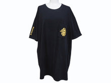 Load image into Gallery viewer, CHROME HEARTS クロムハーツ ダガー 半袖Tシャツ サイズXXL スクロールラベル ロゴプリント ブラック イエロー 美品 中古 4b004959