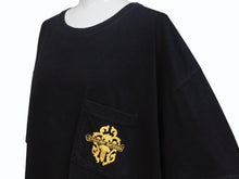 Load image into Gallery viewer, CHROME HEARTS クロムハーツ ダガー 半袖Tシャツ サイズXXL スクロールラベル ロゴプリント ブラック イエロー 美品 中古 4b004959