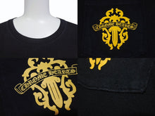 Load image into Gallery viewer, CHROME HEARTS クロムハーツ ダガー 半袖Tシャツ サイズXXL スクロールラベル ロゴプリント ブラック イエロー 美品 中古 4b004959