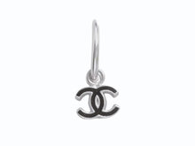 Load image into Gallery viewer, 極美品 CHANEL シャネル ココマーク ピアス 両耳 フープ ぶら下がり 08P刻印 2.9g メタル シルバー 中古 4b005026