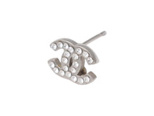 Load image into Gallery viewer, 極美品 CHANEL シャネル ココマーク ピアス 重量約1.6g 09V刻印 ラインストーン メタル シルバー クリア 両耳用 中古 4b005029