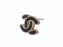 Load image into Gallery viewer, 極美品 CHANEL シャネル ココマーク ピアス 両耳 アクセサリー 02A刻印 4.1g GP ブラック ゴールドフレーム 中古 4b005033