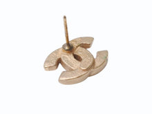 Load image into Gallery viewer, 極美品 CHANEL シャネル ココマーク ピアス 両耳 アクセサリー 02A刻印 4.1g GP ブラック ゴールドフレーム 中古 4b005033