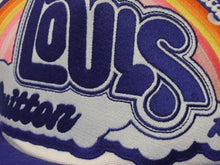 Load image into Gallery viewer, 極美品 LOUIS VUITTON ルイヴィトン Rainbow Cap S00 ロゴ刺繍 キャップ M8160L コットン レザー ホワイト マルチカラー 中古 4b005048