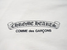 Load image into Gallery viewer, 極美品 COMME des GARCONS コムデギャルソン × CHROME HEARTS クロムハーツ 半袖Tシャツ OT-T025 サイズL 2007年 クリスマス限定 中古 4b005053