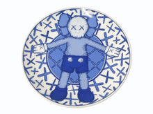 画像をギャラリービューアに読み込む, 未使用 KWAS カウズ KAWS HOLIDAY TAIPEI カウズホリデイ 台北 4枚セット 総柄 皿 ブルー ホワイト 中古 4b005113 
