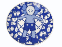 画像をギャラリービューアに読み込む, 未使用 KWAS カウズ KAWS HOLIDAY TAIPEI カウズホリデイ 台北 4枚セット 総柄 皿 ブルー ホワイト 中古 4b005113 