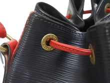 Load image into Gallery viewer, LOUIS VUITTON ルイヴィトン ショルダーバッグ エピ ノエ M44017 エピレザー バイカラー カスティリアンレッド ノワール 美品 中古 4b005144