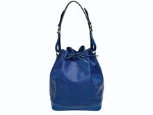 Load image into Gallery viewer, LOUIS VUITTON ルイヴィトン ショルダーバッグ エピ ノエ M44005 エピレザー ブルー ゴールド金具 美品 中古 4b005145