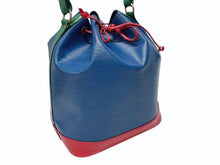 Load image into Gallery viewer, LOUIS VUITTON ルイヴィトン ショルダーバッグ エピ ノエ M44082 エピレザー ブルー レッド グリーン 美品 中古 4b005147
