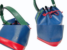 Load image into Gallery viewer, LOUIS VUITTON ルイヴィトン ショルダーバッグ エピ ノエ M44082 エピレザー ブルー レッド グリーン 美品 中古 4b005147