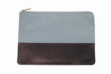 Load image into Gallery viewer, CELINE セリーヌ クラッチバッグ ミニバッグ イタリア製 レザー ブルー ブラック ゴールド金具 美品 中古 4b005153