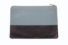 Load image into Gallery viewer, CELINE セリーヌ クラッチバッグ ミニバッグ イタリア製 レザー ブルー ブラック ゴールド金具 美品 中古 4b005153