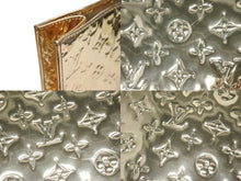 Load image into Gallery viewer, 極美品 希少 LOUIS VUITTON ルイヴィトン モノグラム ミロワール サック プラ M40268 ドレゴールド 中古 4b005157
