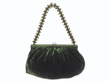 Load image into Gallery viewer, BOTTEGAVENETA ボッテガヴェネタ ハンドバッグ パーティーバッグ がま口 ベルベット グリーン 美品 中古 4b005180