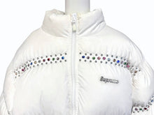 Load image into Gallery viewer, Supreme ×B.B Simon シュプリーム ビービーサイモン 22SS スタッズ装飾ダウンジャケット ナイロン ホワイト サイズXL 美品 中古 4b005207