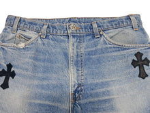 Load image into Gallery viewer, 新品未使用 CHROME HEARTS クロムハーツ × LEVI&#39;S リーバイス セメタリークロスパッチ デニムパンツ ジーンズ サイズ36 ブルー 中古 4b005237
