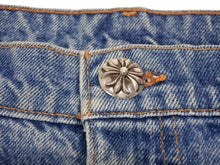 Load image into Gallery viewer, 新品未使用 CHROME HEARTS クロムハーツ × LEVI&#39;S リーバイス セメタリークロスパッチ デニムパンツ ジーンズ サイズ36 ブルー 中古 4b005237