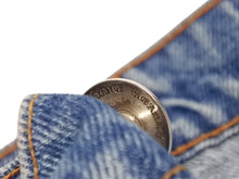 Load image into Gallery viewer, 新品未使用 CHROME HEARTS クロムハーツ × LEVI&#39;S リーバイス セメタリークロスパッチ デニムパンツ ジーンズ サイズ36 ブルー 中古 4b005237