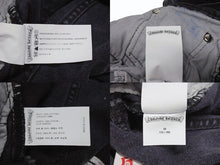 Load image into Gallery viewer, 極美品 CHROME HEARTS クロムハーツ × LEVI&#39;S リーバイス セメタリークロスパッチ デニムパンツ ジーンズ サイズ28 ブラック 20パッチ 中古 4b005238