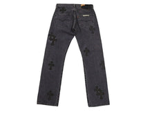 Load image into Gallery viewer, 極美品 CHROME HEARTS クロムハーツ × LEVI&#39;S リーバイス セメタリークロスパッチ デニムパンツ ジーンズ サイズ28 ブラック 20パッチ 中古 4b005238