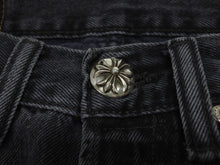 Load image into Gallery viewer, 極美品 CHROME HEARTS クロムハーツ × LEVI&#39;S リーバイス セメタリークロスパッチ デニムパンツ ジーンズ サイズ28 ブラック 20パッチ 中古 4b005238