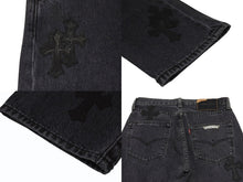 Load image into Gallery viewer, 極美品 CHROME HEARTS クロムハーツ × LEVI&#39;S リーバイス セメタリークロスパッチ デニムパンツ ジーンズ サイズ28 ブラック 20パッチ 中古 4b005238