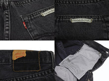Load image into Gallery viewer, 極美品 CHROME HEARTS クロムハーツ × LEVI&#39;S リーバイス セメタリークロスパッチ デニムパンツ ジーンズ サイズ28 ブラック 20パッチ 中古 4b005238