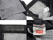 Load image into Gallery viewer, 極美品 CHROME HEARTS クロムハーツ × LEVI&#39;S リーバイス セメタリークロスパッチ デニムパンツ ジーンズ サイズ28 ブラック 20パッチ 中古 4b005238