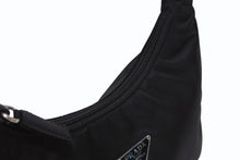 Load image into Gallery viewer, 極美品 PRADA プラダ ホーボー ワンショルダーバッグ MV515 トライアングルロゴ ナイロン ブラック 中古 4b005254