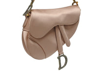 Load image into Gallery viewer, 極美品 CHRISTIAN DIOR クリスチャンディオール サドル ソフトバッグ M0465CBUW M59M 2025SS サテン ラインストーン ピンク 中古 4b005337