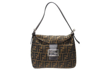 Load image into Gallery viewer, 極美品 FENDI フェンディ マンマバケット ワンショルダーバッグ 26426 ズッカ柄 縦長 シルバー金具 中古 4b005345