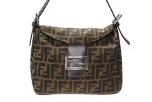 Load image into Gallery viewer, 極美品 FENDI フェンディ マンマバケット ワンショルダーバッグ 26426 ズッカ柄 縦長 シルバー金具 中古 4b005345