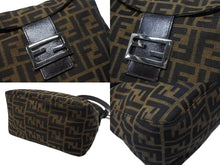 Load image into Gallery viewer, 極美品 FENDI フェンディ マンマバケット ワンショルダーバッグ 26426 ズッカ柄 縦長 シルバー金具 中古 4b005345