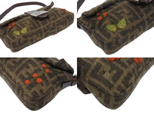 Load image into Gallery viewer, FENDI フェンディ ズッカ柄 マンマバケット ワンショルダーバッグ 木の実 フェルト レザー ブラウン シルバー金具 ロゴ 良品 中古 4b005397
