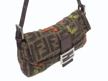 Load image into Gallery viewer, FENDI フェンディ ズッカ柄 マンマバケット ワンショルダーバッグ 木の実 フェルト レザー ブラウン シルバー金具 ロゴ 良品 中古 4b005397