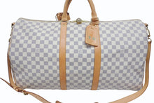 Load image into Gallery viewer, LOUIS VUITTON ルイヴィトン ダミエ アズール キーポル55 ボストンバッグ N41429 PVC ヌメ革 ホワイト ブラウン 美品 中古 4b005433