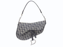 Load image into Gallery viewer, 極美品 Christian Dior クリスチャンディオール トロッター サドルバッグ ブラック ガリアーノ期 シルバー金具 ブラック ロゴ 中古 4b005447
