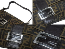 Load image into Gallery viewer, FENDI フェンディ ハンドバッグ ズッカ柄 マンマバケット ブラウン キャンバス レザー 26424 シルバー金具 美品 中古 4b005452