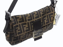 Load image into Gallery viewer, 極美品 FENDI フェンディ ハンドバッグ ズッカ柄 マンマバケット ブラウン キャンバス レザー 25124 シルバー金具 中古 4b005465