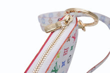 Load image into Gallery viewer, 新品未使用 LOUIS VUITTON ルイヴィトン LVxTM スマホ フォンホルダー 村上隆 2025SS ホワイト マルチカラー PVC ゴールド金具 中古 4b005530