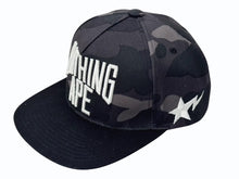 Load image into Gallery viewer, 新品未使用 A BATHING APE アベイシングエイプ RSVP 2015年 コラボ BAPE キャップ 帽子 カモ柄 ホワイト ブラック 中古 4b005638