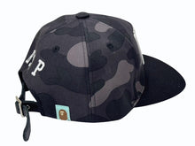 Load image into Gallery viewer, 新品未使用 A BATHING APE アベイシングエイプ RSVP 2015年 コラボ BAPE キャップ 帽子 カモ柄 ホワイト ブラック 中古 4b005638