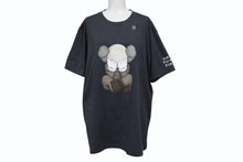 Load image into Gallery viewer, 新品未使用 UNIQLO KAWS ユニクロ カウズ グラフィックＴシャツ 446311 コットン ダークグレイ サイズXL 中古 4b005649