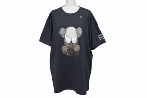 新品未使用 UNIQLO KAWS ユニクロ カウズ グラフィックＴシャツ 446311 コットン ダークグレイ サイズXL 中古 4b005649