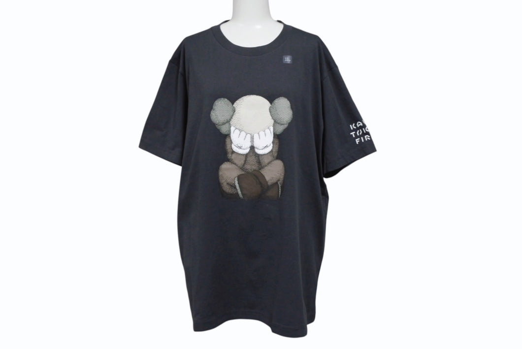 新品未使用 UNIQLO KAWS ユニクロ カウズ グラフィックＴシャツ 446311 コットン ダークグレイ サイズXL 中古 4b005649