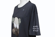 Load image into Gallery viewer, 新品未使用 UNIQLO KAWS ユニクロ カウズ グラフィックＴシャツ 446311 コットン ダークグレイ サイズXL 中古 4b005649