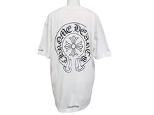 Load image into Gallery viewer, CHROME HEARTS クロムハーツ 半袖Tシャツ サイズL ホースシュー スクロールラベルロゴ プリント ホワイト 新型 美品 中古 4b005664