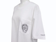 Load image into Gallery viewer, CHROME HEARTS クロムハーツ 半袖Tシャツ サイズL ホースシュー スクロールラベルロゴ プリント ホワイト 新型 美品 中古 4b005664