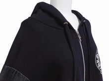 Load image into Gallery viewer, CHROME HEARTS × Bella Hadid クロムハーツ ベラハディッド イニシャルパッチロゴ ダガージップ レザー切り替えロング丈パーカー ブラック サイズXS 美品 中古 4b005693